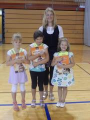 Prvošolke in učiteljica šole v Šmihelu